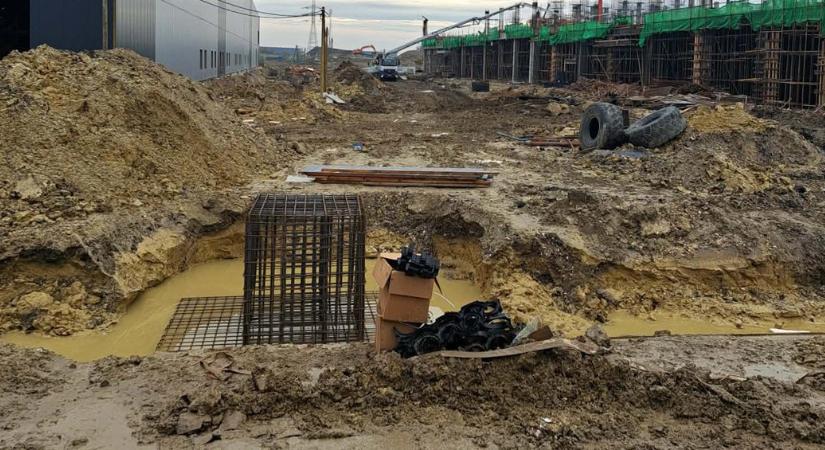 Mivel nem fizették ki őket, több alvállalkozó leállt a munkával a BYD építkezésén
