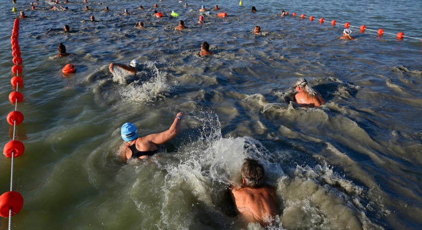Egy órán belül úszta át a Balatont a győztes – fotókon az idei Balaton-átúszás
