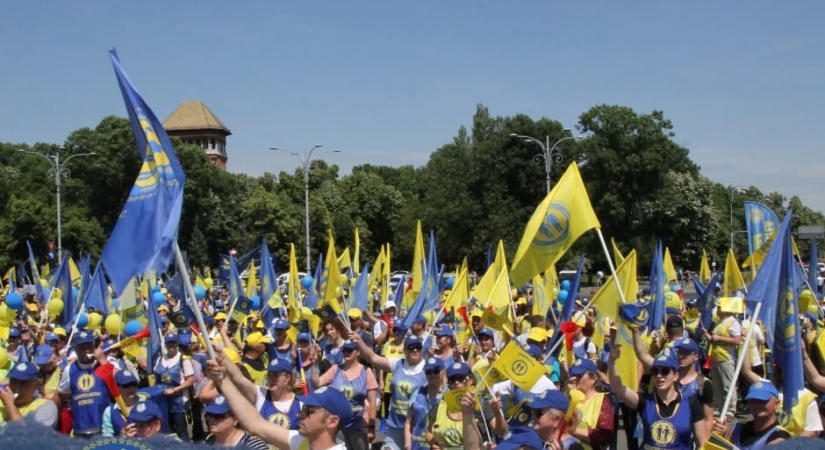 Közvélemény-kutatást rendeznek a közalkalmazotti bértörvényről