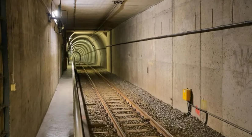 Csaknem egy kilométeren át autózott a metróalagútban egy nő