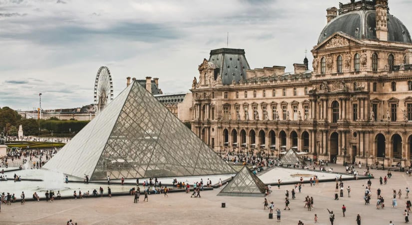 Nem mindennapi akció: Saját festményeiket akasztották ki a Mona Lisa termében