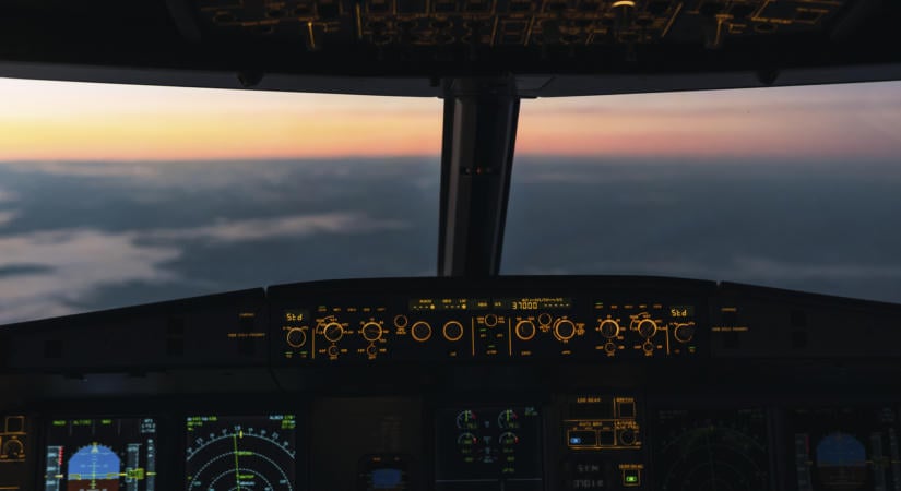 Sokkoló részletek derültek ki a Tel-Avivba tartó gép pilótafülkéjében történt merényletkísérletről