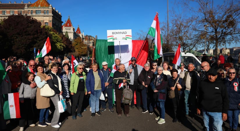 Zászlómenet - gyülekeznek az emberek, a Fidesz ünnepségére vonulnak, ez történik a Műegyetem rakparton - fotók a helyszínről