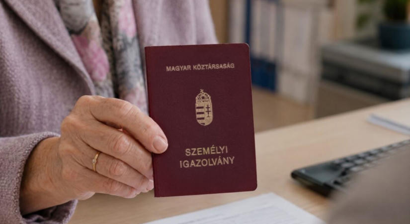 A régi helyett mindenképp újat kell csináltatni, a könyv formátumú igazolványról jó, ha ezt is tudja