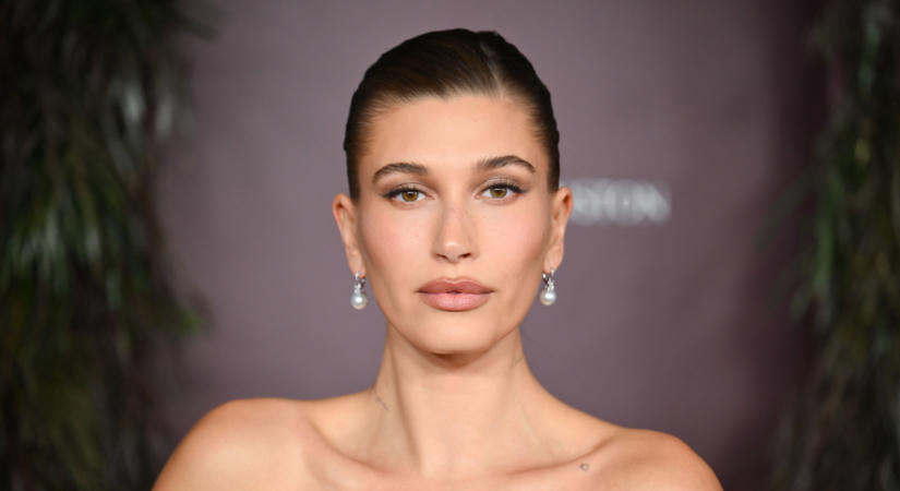 Hailey Bieber meztelenül pózolt a címlapon