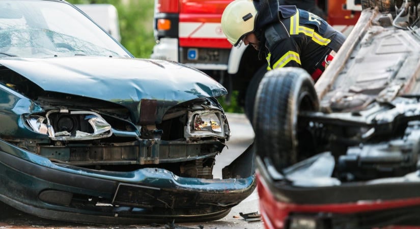 Halálos horrorbaleset Debrecen határában: megrázó részletek a mentők és tűzoltók küzdelméről