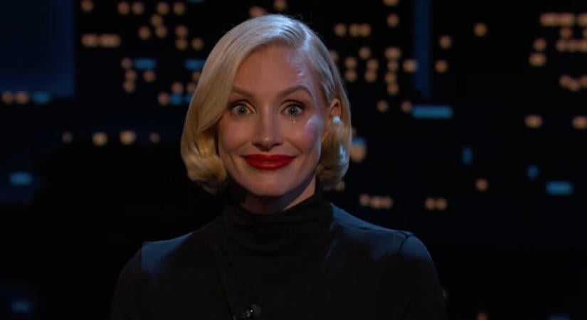 A szőke Jessica Chastain megtanít minket ijesztően mosolyogni – videó