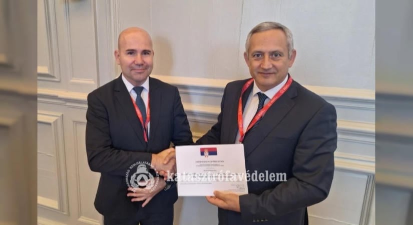 Oklevéllel köszönte meg Szerbia a magyar tűzoltók nyári segítségét