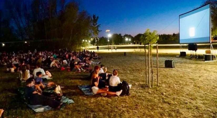 Váratlan csavar a kertmozin: együtt filmeztek a bicskeiek! (galéria)