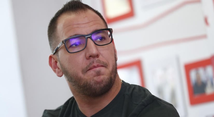 Így még nem láttuk Curtist, elképesztő formában mutatkozott a felesége mellett