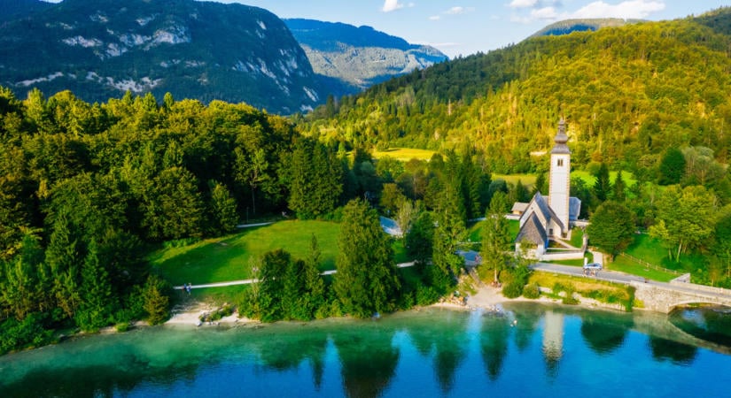 Ez a szlovén tó ősszel még szebb: fedezd fel a Bohinji-tavat, mielőtt mások teszik meg helyetted