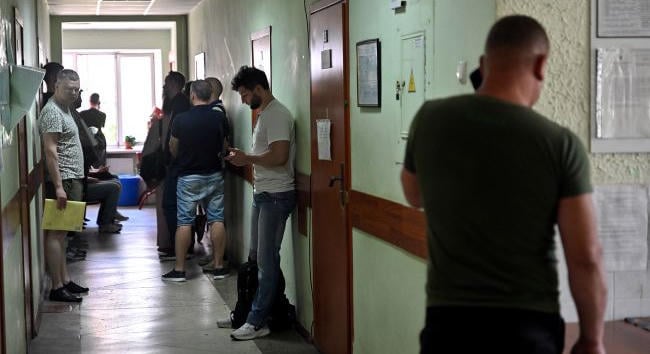 Ukrajnában szigorítják a mozgósításkerülés és a katonai egységek önkényes elhagyásának büntetését – miniszterelnök