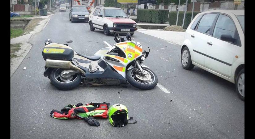 Figyelmetlen autós miatt balesetezett a mentőmotoros