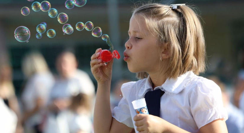 „Hajrá Kaffka, hajrá Diósgyőr!”- a kis Csenge álmosan, de lelkesen indult első iskolanapjára
