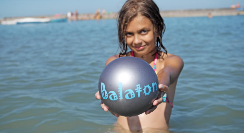 Magyar álomnyaralás: 2001-ben Suzukival a Balatonra, 2026-ban charterjárattal a tengerpartra