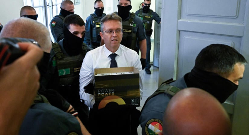 Bilincsben vitték a bíróságra Hankó Balázst: megszületett a döntés a volt miniszter ügyében