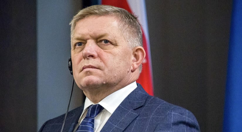 Robert Fico Szerbiában Vučić mellett kampányolt, otthon az utcára vonultak ellene