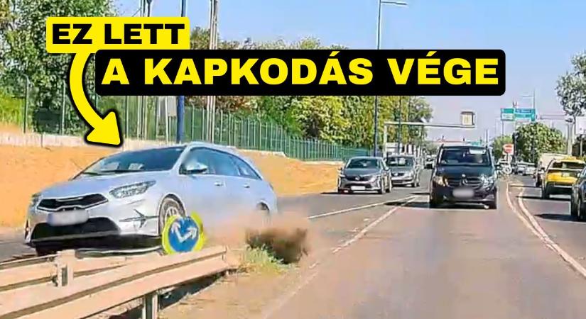 Későn döntött: szalagkorlátra hajtott és letarolt egy táblát a reptérre vezető úton