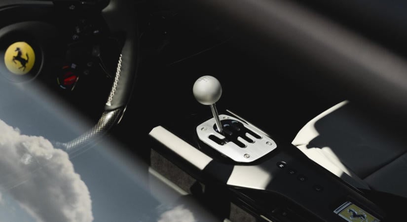 A Ferrari visszahozta a manuális váltót, a 12Cilindrivel még lefulladni is lehet