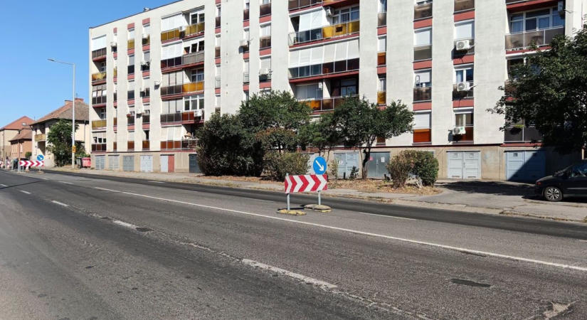 Több pécsi úton is felbontások nehezítik a közlekedést