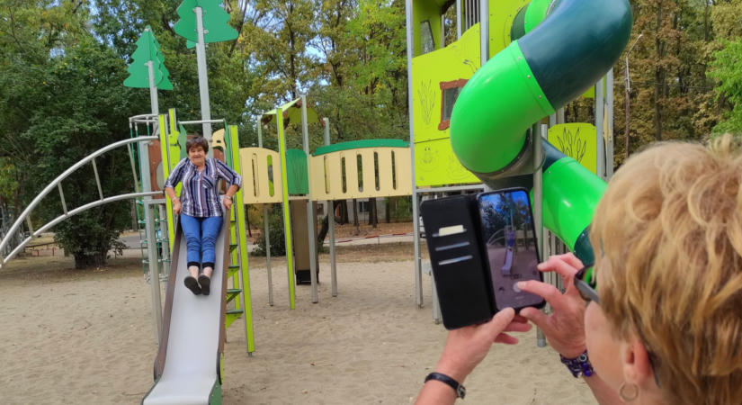 108 vásárhelyi nyugdíjas piknikezett ma a festői mártélyi Tisza-parton
