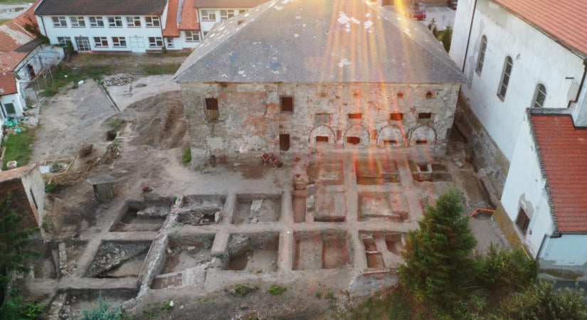 Szlovákiában egy Mátyás-korabeli kolostort is vett a magyar állam és 776 milliót adott a felújításra
