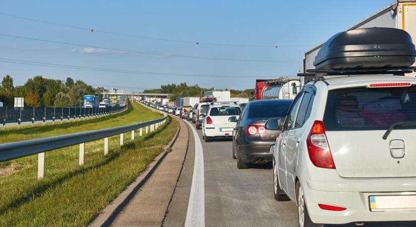 Brutális baleset az M1-esen, 5 kilométeren át áll a kocsisor hétfő reggel
