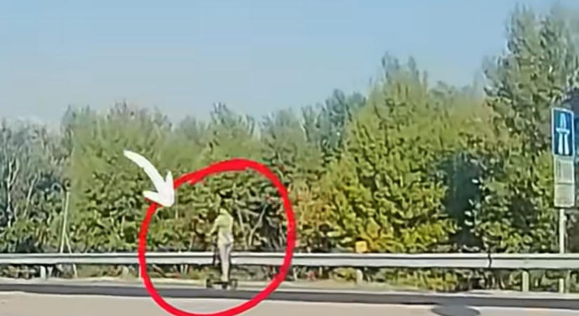 VIDEÓ: Rollerrel hajtott az M6-oson egy fiatal nő!
