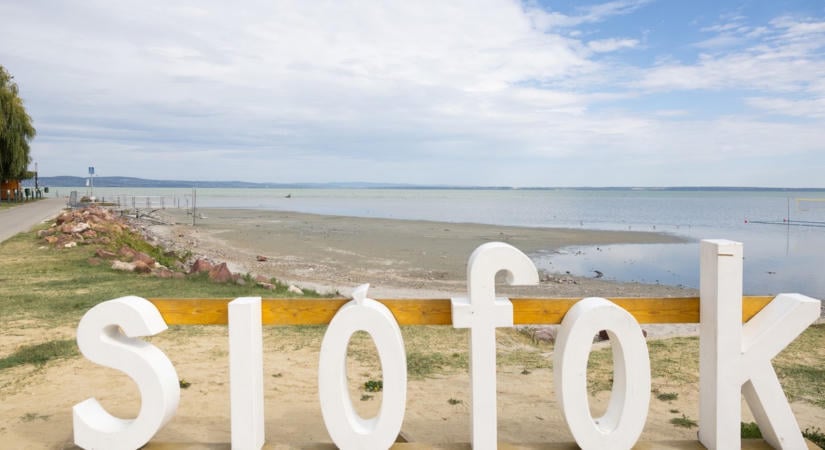 Elhasalt a Balaton? - Siófok polgármestere gyenge nyári bevételről számol be - a fizetős strandokra nem mennek, a kaját otthonról hozzák