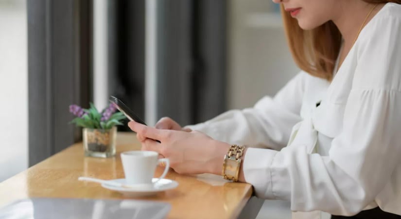 Évekkel tovább bírja a telefonod aksija, ha mostantól így töltöd