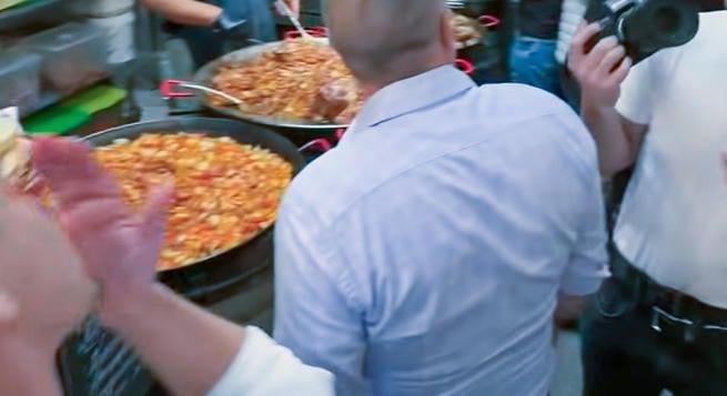 Lakhelyén bukkantunk a nyomára: elbujdokolt a Magyar Pétert borral nyakon öntő férfi
