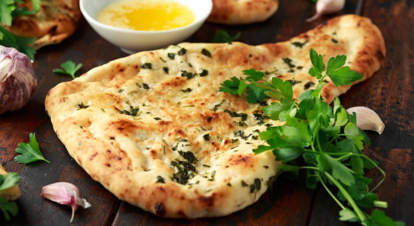 A kenyér, amivel minden curry jobb: így készül a puha, fokhagymás naan