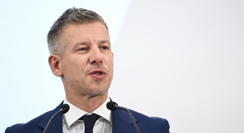 Tojással próbálták megdobálni Magyar Pétert Szolnokon