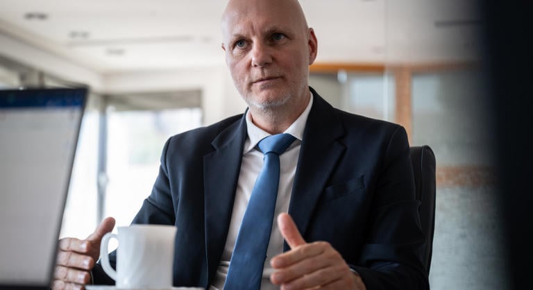 Luxusszálloda, gin és felnőtteknek szóló társasjáték – kitálalt a Tudományos és Technológiai Minisztérium