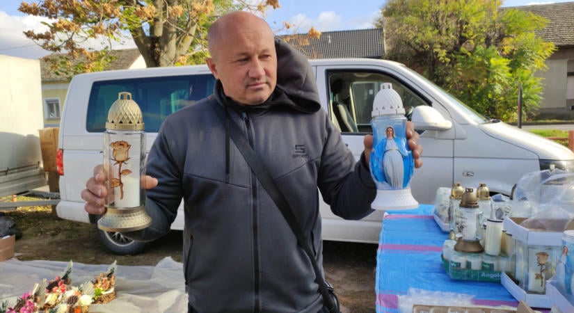 A Szűz Máriás mécses és a krizantém a sláger a halottak napi vásárhelyi virágvásáron