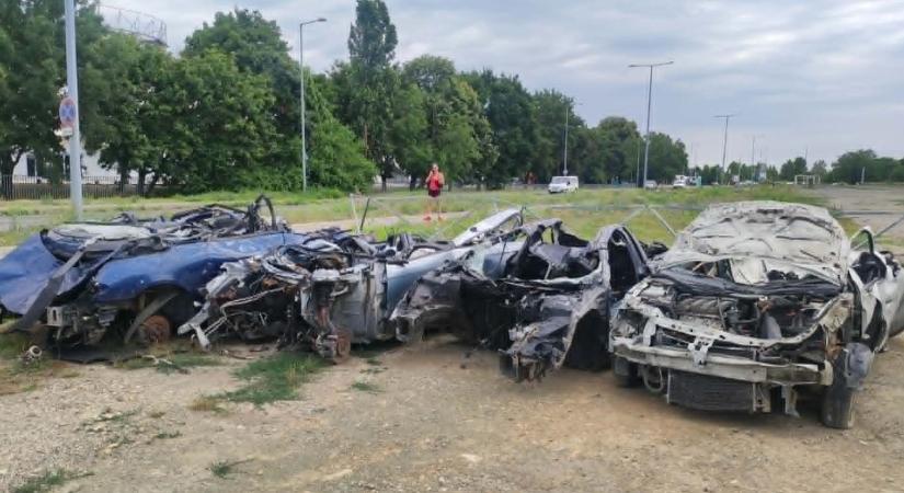 Autóroncsok az Expo mellett – sokan megcsodálják, mások szétszedik őket