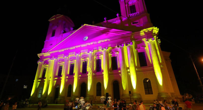 Fényfestés borítja fénybe Debrecen belvárosát – fotókkal, videóval