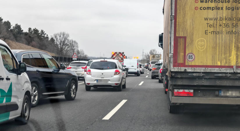Kigyulladt egy autó az M3-as autópályán Füzesabony térségében