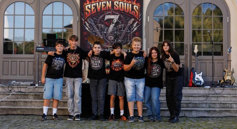 Sikeres karitatív akciót szervezett egy nagyenyedi diákokból álló rockzenekar
