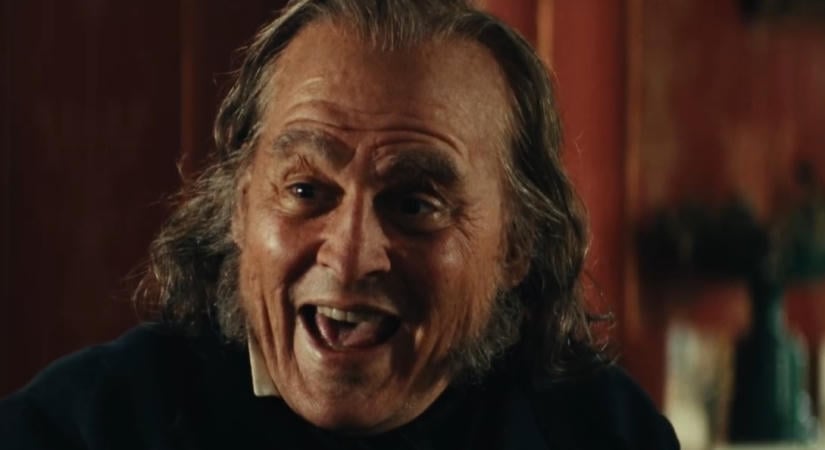 Az Ebenezer új előzetesében szellemek kísértik a zsémbes Johnny Deppet, de ahhoz képest nagyon jó kedve van
