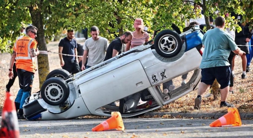 Két keréken, keresztben és padlógázzal – Fejre állt a Suzuki, kigyulladt egy Lada