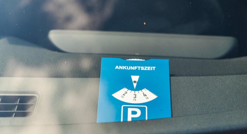 Szokatlan ingyenes parkolási rendszer terjed Magyarországon – ezt kell róla tudni