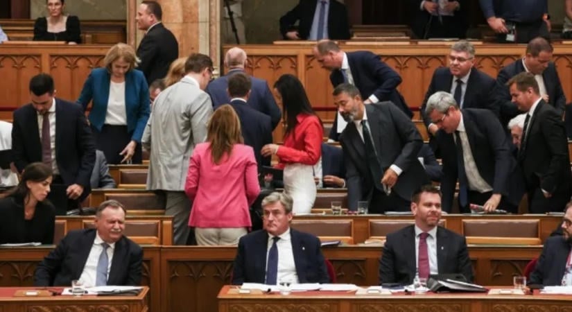 Kivonult a Fidesz és a KDNP a parlament üléséről: rendkívüli házbizottsági ülést kezdeményeztek