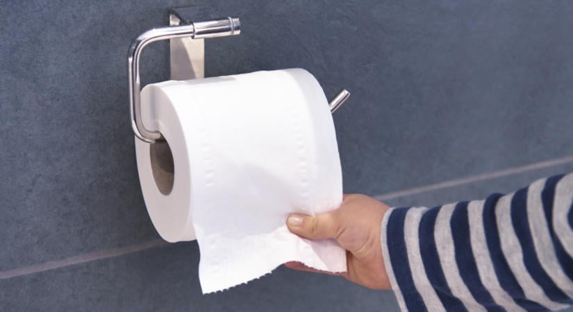 Előre vagy hátrafelé lógjon a vécépapír? Miért csak egy igazán észszerű elhelyezés létezik?