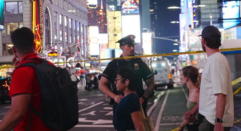 Késes támadás New Yorkban: Két embert megszúrt egy nő, majd lelőtték a rendőrök