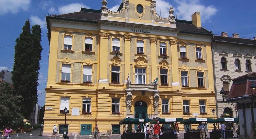 Megszüntették a letartóztatás az óbudai korrupciós ügy gyanúsítottjainak, de nyomkövetőt kapnak