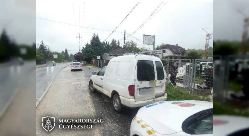 Bódult állapotban, eltiltása alatt okozott balesetet és rongált meg egy autót egy solymári férfi
