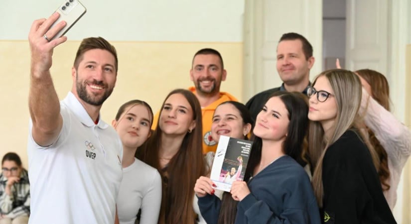 Olimpiai arannyal érkezett a magyar sport ikonikus egyénisége a Kossuthba (fotók)