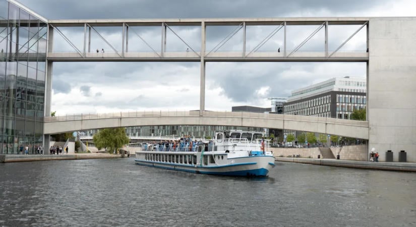 Felborult egy hajó Berlinben, nagy erőkkel vonultak ki a mentők