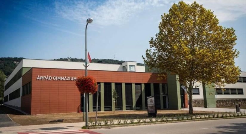 Bombariadó miatt küldték haza a diákokat az egyik tatabányai középiskolából